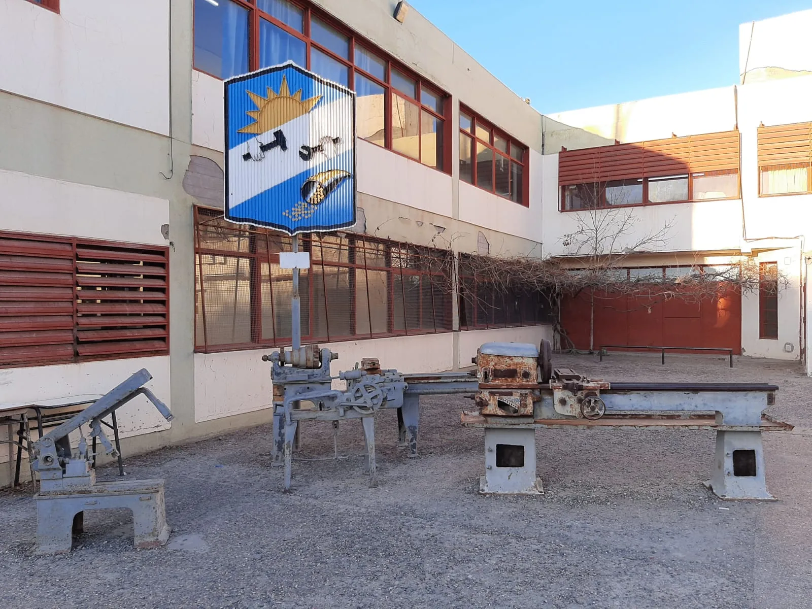 Frente del patio de acceso del frente de la Escuela Secundaria Técnica