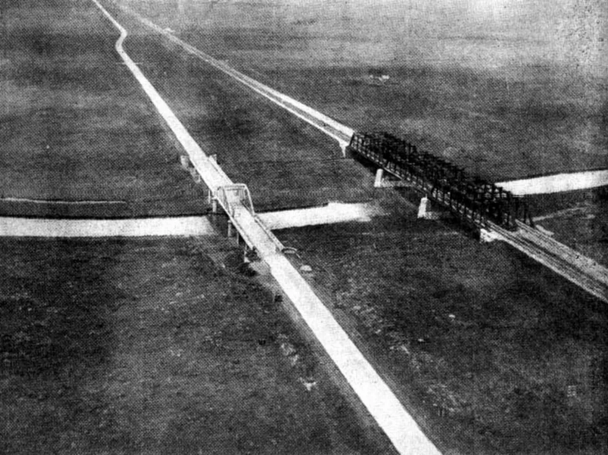 Puentes carretero y ferroviario sobre el arroyo Pavón, acceso a Villa Constitución por la RN9 (foto histórica, 1955)