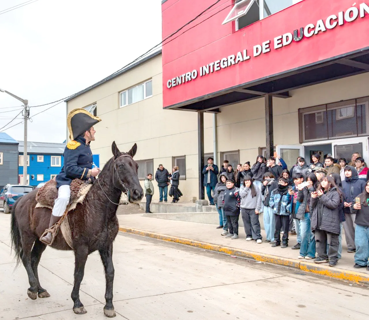 San Martín llegó a las aulas de Río Grande a caballo