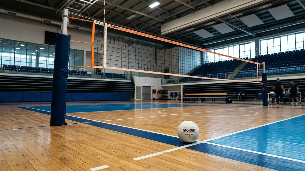 Cancha de vóley con red tensada y pelota junto a la línea